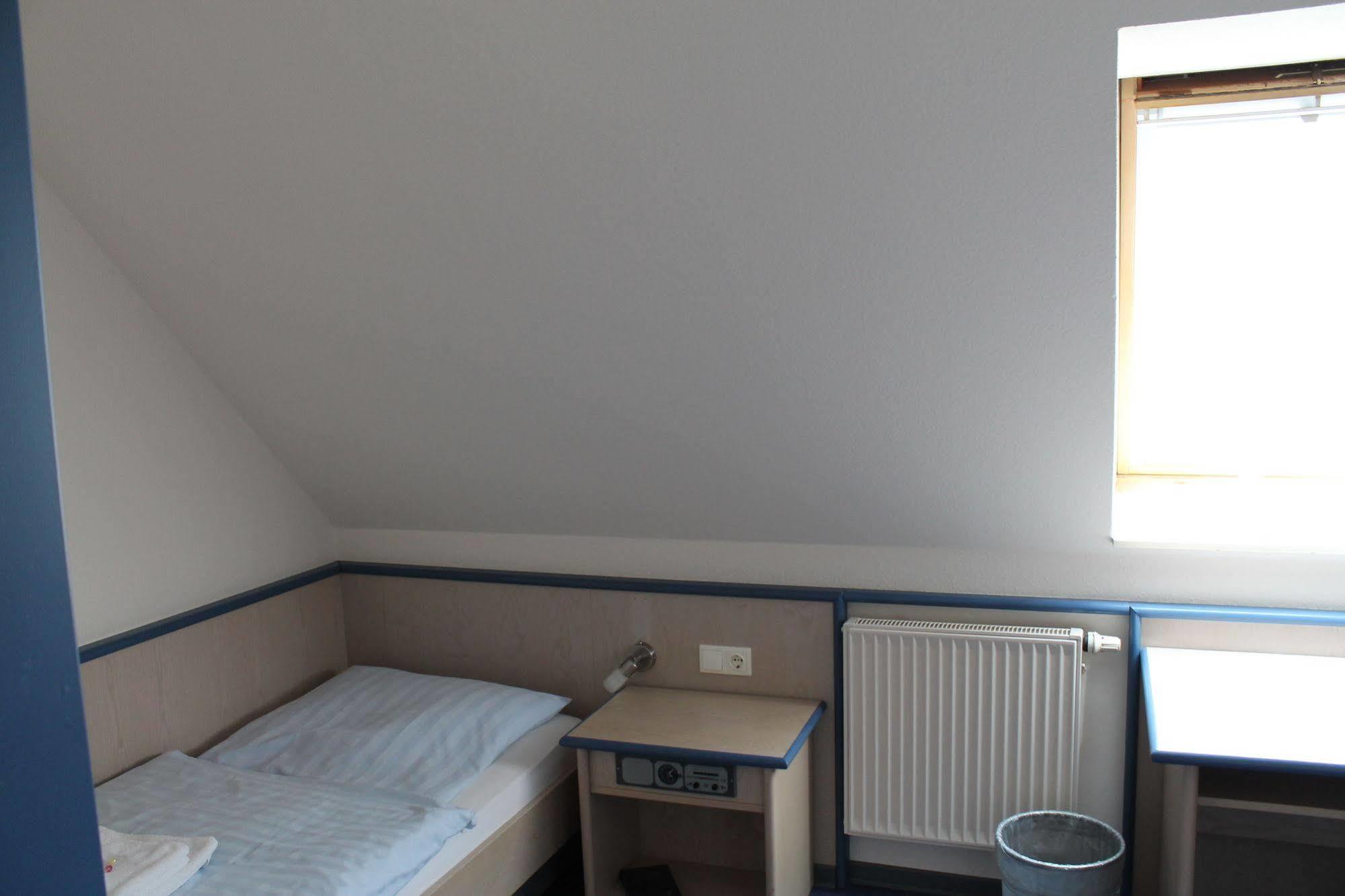 Smart Hostel By Landgasthof Velber 24H7D Seelze Екстериор снимка