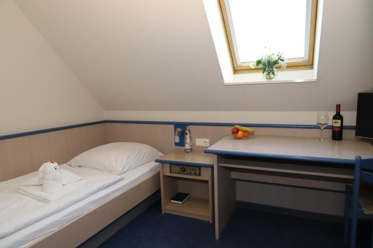 Smart Hostel By Landgasthof Velber 24H7D Seelze Екстериор снимка